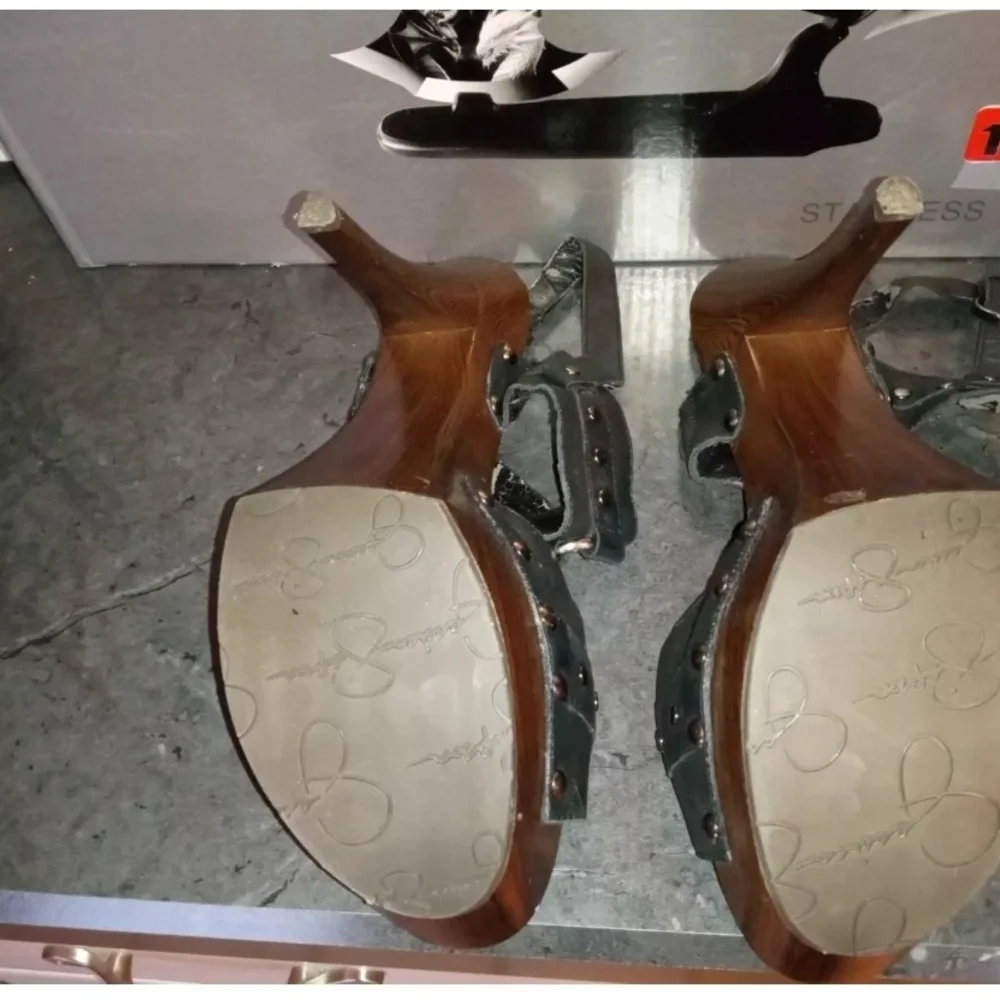 Jessica Simpson SZ 10 Black High Heels w/ Buckles and Wooden Base Pre-Owned - Picture 11 of 13